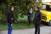 Unter einem Vorwand hat Yvi die beiden Streithähne auf den Feldweg gelockt. Von links: Florian Brunner (Tommy Schwimmer), Yvonne (Alexa Eilers) und Mike Preissinger (Harry Blank).