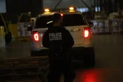 Die CBP-Beamtin Brandies Silva geht durch den Frachtbereich in Miami. (National Geographic)