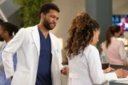Grey's Anatomy Staffel 18 Folge 10 Blickt seine Frau skeptisch an: Anthony Hill als Dr. Winston Ndugu, Kelly McCreary als Dr. Maggie Pierce