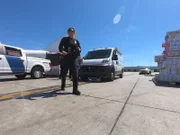 CBP-Beamter und Fahrzeug im Frachtlager (National Geographic)