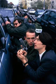 Kommissar Moser (Tobias Moretti, r.), Stockinger (Karl Markovics, M.) und Höllerer (Wolf Bachofner, l.) haben den Gemeindebau umstellen lassen.