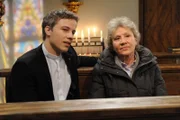 Martin (David Paryla, l.); Hildegard (Antje Hagen, r.)