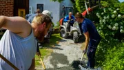 Kleingärtner im Einsatz - Malochen für die Gemeinschaft.