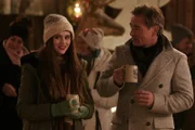Frühling – Weihnachtsgrüsse aus dem Himmel Mit Papa auf dem Weihnachtsmarkt: Aniya Wendel als Nora Kleinke, Jan Sosniok als Tom Kleinke