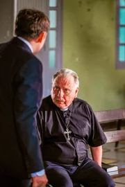 (v.li.): Ben Miller (Det. Insp. Richard Poole), Kenneth Cranham (Father John).