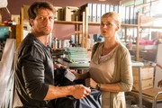 Stefan (Hendrik Duryn) zeigt Karin (Jessica Ginkel) die Tasche mit den Drogen.
