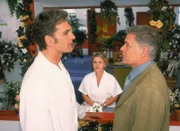 Nikola "Das Geständnis". Im Bild: Um ihm zu imponieren, empfängt Dr. Schmidt (Walter Sittler, li.) seinen Bruder Georg (Rüdiger Joswig) im völlig überladen dekorierten Krankenhaus. Nikola (Mariele Millowitsch) verfolgt interessiert die gespannte Situation.