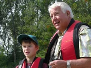Helmut Pechlaner mit seinem Enkel Simon in den Donauauen.