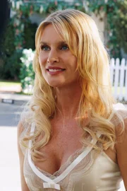 Edie (Nicolette Sheridan) bittet Tom, Austin einen Job in seiner Pizzeria zu geben, was dieser nach kurzem Zögern auch tut ...