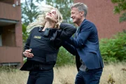 Die angeschlagene Vicky (Pia Stutzenstein) ist in der Gewalt von Grothe (Jan Henrik Stahlberg), einem Schergen des skrupellosen Menschenschleusers Allawi.