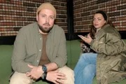 John (Felix von Jascheroff) erklärt Emily (Anne Menden), dass er Zoe nicht über den Weg traut.