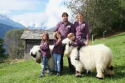 Familie Schnydrig aus dem Wallis mit ihren schönsten Schwarznasenschafen.