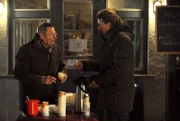 Alois bringt sich mit dem Verschenken der Eiscreme in eine missliche Lage. Von links: Alois Preissinger (Erich Hallhuber sen.) und Sebastian Wildner (Herbert Ulrich).