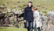 Detective Inspector Jimmy Perez (Douglas Henshall) und Tessa Warren (Julie Hale) sind wegen eines Sturms auf der kleinen Insel Fair Isle festgesetzt.