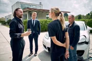 Semir (Erdogan Atalay, r.) und Vicky (Pia Stutzenstein) ermitteln bei dem skrupellosen Waffenhändler Turaschwilli (Ivan Shvedoff. l.) während Ricken (Marco Girnth), sein Anwalt, zugegen ist.