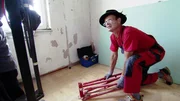 Janas Vater Michael (56) versucht alles, damit die Küche bis Weihnachten fertig wird.