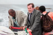 DI Richard Poole (Ben Miller) mit dem Gefangenen bei der Überfahrt.