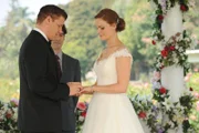 Booth (David Boreanaz) und Brennan (Emily Deschanel) geben sich endlich das Ja-Wort.