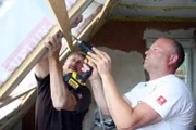 Das Zuhause im Glück-Team bringt das marode Dach auf Vordermann