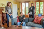Judith Mohn (Christina Hecke, li.) und Freddy Breyer (Robin Sondermann, re.) befragen den trauernden Witwer André Collmann (David Rott, Mi.), der sich den Angriff auf sein Zuhause nicht erklären kann.