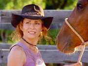 Stevie (Simmone Mackinnon) ist gezwungen, eines ihrer Wildpferde zu verkaufen. Wird sie es schaffen, das Tier innerhalb von zwei Tagen zu zähmen?