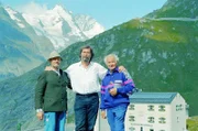 Sepp Lackner (Bergführer Heiligenblut), Georg Riha (Gestalter der Dokumentation), Toni Gliber (Bergführer Kals) vor dem Glocknerhaus.