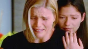 Jordan (Jill Hennessy, r.) tröstet Lisa Fromer (Mariel Hemingway). Ihre Geliebte wurde brutal ermordet. Die Verwendung des sendungsbezogenen Materials ist nur mit dem Hinweis und Verlinkung auf TVNOW gestattet.