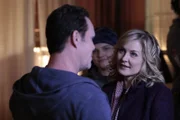 Wird Linda (Amy Carlson, r.) ihren immer wieder für Ärger sorgenden Bruder Kimmy (Kevin Dillon, l.) endgültig im Stich lassen?
