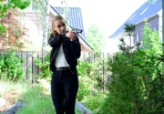 Sarah Kohr (Lisa Maria Potthoff) ist auf der Suche nach einem Eindringling.