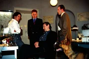 Innerhalb kurzer Zeit werden zwei Nachtclub-Besitzer umgebracht. Kommissar Richie Moser (Tobias Moretti, l.) und Kriminalassistent Ernst Stockinger (Karl Markovics, r.) verhören den Profikiller Oleg Karenin (Krzysztof Majchrzak, 2.v.r.) in Anwesenheit seines Anwaltes Dr. Bernhard (André Pohl, 2.v.l.).