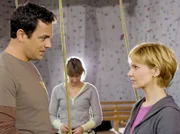 Kathrin Globisch (Andrea Kathrin Loewig, rechts), die sich für den Bergsteiger Urs Kerner (Marcus Grüsser) interessiert, besucht einen seiner Kletterkurse.