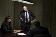 Nicht nur Beard (Robert Sean Leonard, r.) wird in Baez (Marisa Ramirez, l.) und Dannys (Donnie Wahlberg, M.) aktuellem Mordfall zum Verdächtigen, auch die Ehefrau und der Sohn des Ermordeten scheinen von dessen Tod nicht gerade berührt ...