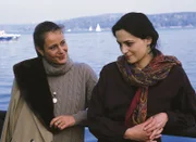 Staatsanwältin Glaser (Britta Schmeling, l.) unterhält sich mit Dr. Ruth Klinger (Martina Gedeck).