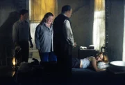 Scully (Gillian Anderson, r.) wird in Utha von scheinbar harmlosen Leuten daran gehindert, den Ort zu verlassen ...