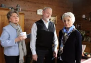 ARD STURM DER LIEBE FOLGE 1290, am Freitag (29.04.11) um 15:10 Uhr im ERSTEN. Bei einem Streit zwischen Alfons (Sepp Schauer, M.) und Käthe (Luise Deschauer, r.) stellt sich Hildegard (Antje Hagen, l.) zu Alfons' Verdruss auf die Seite ihrer Schwester.