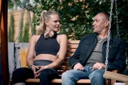 Semir (Erdogan Atalay) hat Vicky (Pia Stutzenstein) nach dem Joggen vor ihrer Haustür abgefangen. Er kündigt ihr einen Anruf an.