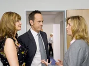 Steffen Frahm (Moritz Lindbergh) und Yvonne (Maren Gilzer, links) machen sich Sorgen um Sabrina Hellermann. Doch Sarah Marquardt (Alexa Maria Surholt, rechts) hält es fast für einen glücklichen Wink des Schicksals, dass die Frau von Julius Hellermann, mit dem sie aussichtsreiche Geschäftsbeziehungen knüpfen will, gerade jetzt in der Sachsenklinik liegt.