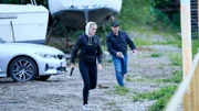 Semir (Erdogan Atalay) und Vicky (Pia Stutzenstein) kommen am Hafen an und werden bereits beobachtet.