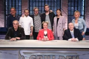 V.h.l.: Kochcoach Frank Buchholz, Kochprofi Steffen Henssler, Paul Panzer, Bastian Bielendorfer, Moderatorin Laura Wontorra und Evelyn Burdecki.  V.v.l.: Juroren Christian Rach, Mirja Boes und Reiner Calmund.