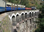 hr-fernsehen AUF SCHMALER SPUR DURCH INDIEN - DIE KALKA-SHIMLA-BAHN, Ein Film von Peter Weinert, am Freitag (04.05.12) um 20:15 Uhr. Auf knapp 100 km durch die spektakuläre Gebirgslandschaft in den Ausläufern des Himalaya klettert die Kalka-Shimla-Bahn rund 1.500 Meter in die Höhe, dabei passiert sie 103 Tunnels, fährt über 864 Brücken und durch 919 Kurven.
