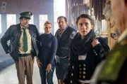 Hubert (Christian Tramitz, rechts) und Staller (Helmfried von Lüttichau, links) befragen den herzkranken Zimmereichef Friedrich Waldhofer (Andreas Giebel, Mitte), dessen Tochter Julia (Stephanie Müller-Hagen, 2. von links) und Wandergesellin Charly Nägele (Amanda da Glora, 2. von rechts).