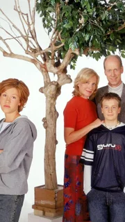1. Staffel: Familie Degenhardt, deren Mitglied Alex (Wolke Hegenbarth, li.) - ob sie will oder nicht - nun einmal ist, besteht aus den Eltern Anke und Hendrik (Maren Kroymann, Gottfried Vollmer, re.) und ihrem kleinen Bruder Sebastian (Frederik Hunschede, re.vo.).