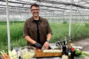 Iss besser! Staffel 1 Folge 27 Tarik Rose ist fröhlich beim Kochen