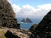 Blick von der "Skellig Michael" auf die 1,8 km entfernte "Little Skellig".