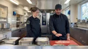 Koch Dominik und Lena bereiten ein Cordon Bleu zu.