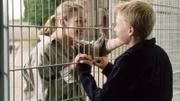 Sebastian (Lennard Großmann) besucht seine Mutter Britta (Stefanie Japp) ohne Hendriks Erlaubnis.