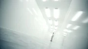 Die "White Rabbit Methode": Das Leverage-Team erschafft für die Traumillusion eine virtuelle Umgebung und mittels einer halluzinogenen Droge gaukelt es Charles Dodgson (Andrew Bowen) vor, er würde träumen.