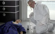 Kriminaltechniker Walter (Walter Nickel, rechts) beugt sich am Tatort über den ermordeten Peter Ludwig (Udo Schenk) und sichert Spuren am Tatort.