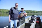 Fischhändler Sebastian Baier (l.) macht ein Praktikum beim Elbfischer Eckhard Panz (r.).