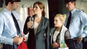 David (Jost Pieper, li.) hat geschmuggelten Alkohol in Kims (Judith Hildebrandt, 2.v.re.) Tasche entdeckt. Er und die Anstaltsleiterin Miriam Overberg (Cornelia Schindler) ahnen nicht, dass sein Kollege Hendrik dabei die Finger im Spiel hat...
